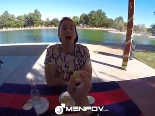 Menpov في الهواء الطلق picnic prepares إلى بوف اللعنة