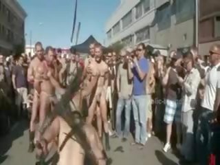 Público plaza con stripped hombres prepared para salvaje coarse violent homosexual grupo porno