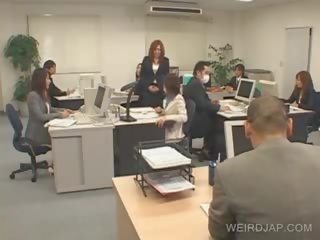 Jap văn phòng cookie bị ràng buộc lên đến các cái ghế và đập tại công việc
