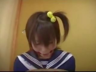 Japonské školské dievča bandážovanie